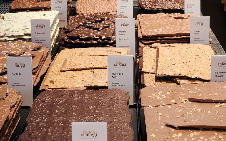 Läderach-Schokolade (Schoggi) in der Auslage eines Geschäftes