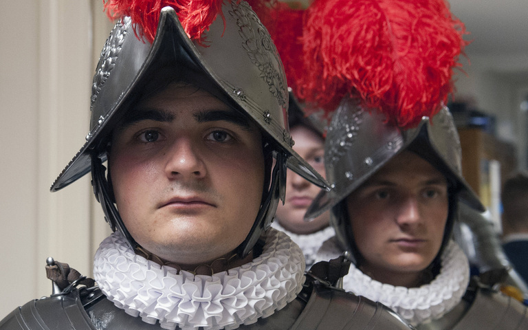 Neue Rekruten der päpstlichen Schweizergarde warten auf ihre Vereidigung, Mai 2022