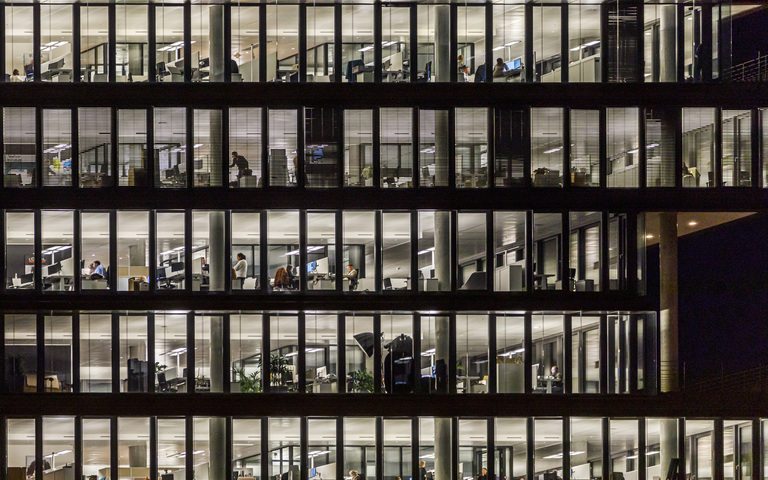 Bürogebäude am späten Abend (Symbolbild)