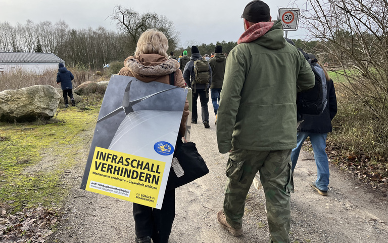 Teilnehmer der Windkraftprotest-Wanderung im Liepnitzwald