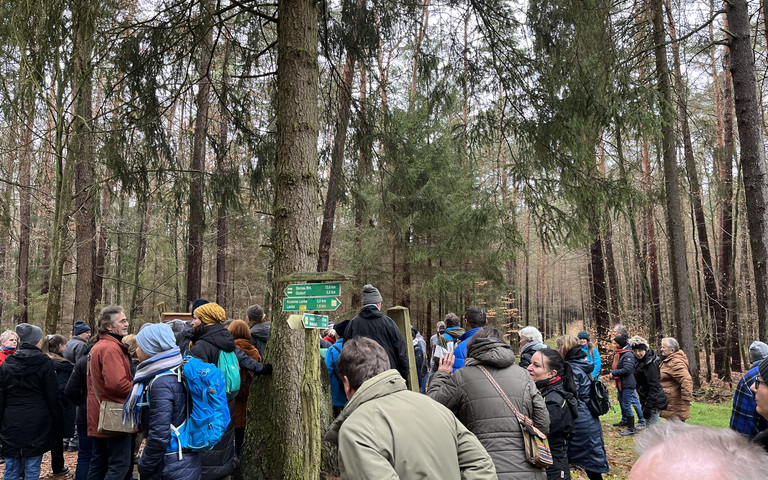 „Hände weg vom Liepnitzwald“ - das Motto beseelt die Teilnehmer der Protestwanderung