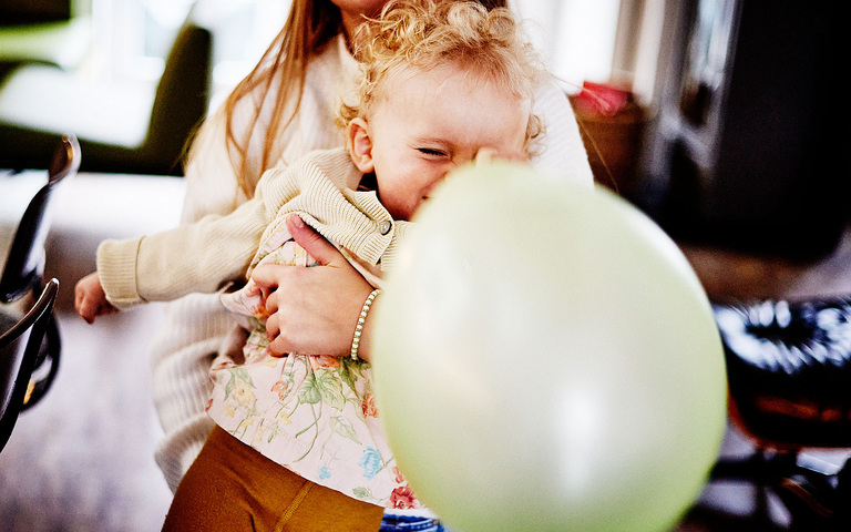 Geburtstagskind strahlt von einem Ohr zum anderen