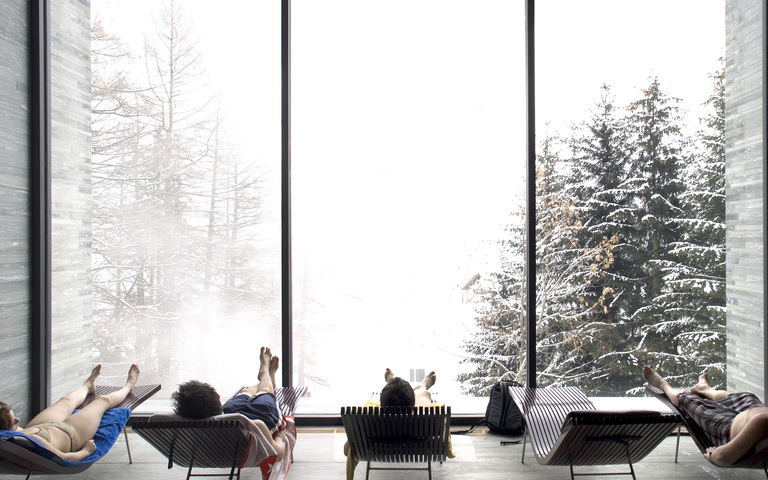 Thermalbäder, Vals, Schweiz. Architekt: Peter Zumthor, 1996. Ruheraum mit raumhoher Verglasung