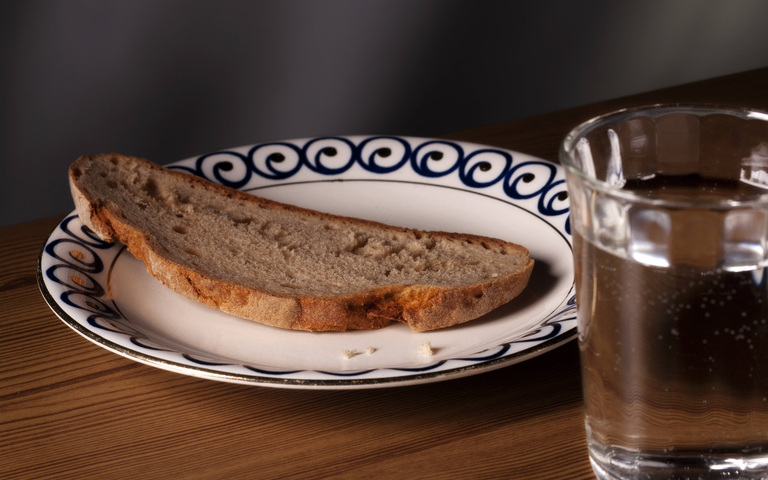 Wasser und Brot, einfache Mahlzeit, Fastenspeise