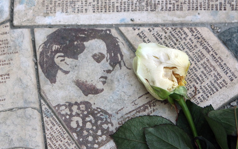 Gedenkstätte Weiße Rose an der LMU München: In das Pflaster eingelassene Flugblätter mit Porträt von Sophie Scholl und einer niedergelegten weißen Rose