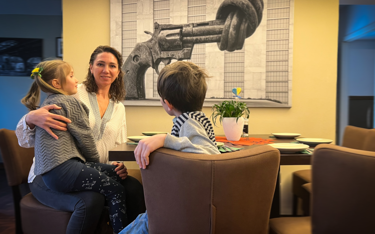 Yuliia K., hier mit ihren beiden Kindern, erzählt in einem Berliner Café von ihrer Flucht aus Kiew und ihrer Zeit in Deutschland