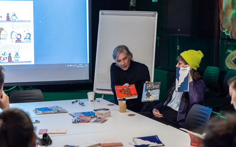 Comic-Autor Leopold Maurer bei einem Workshop in Veszprém