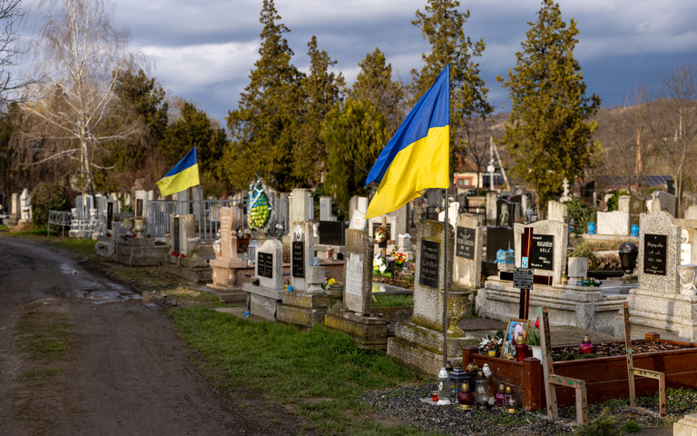 Hauptfriedhof in Berehove/Beregszász (Karpato-Ukraine) mit frischen Soldatengräbern und aufgepflanzter ukrainischer Flagge