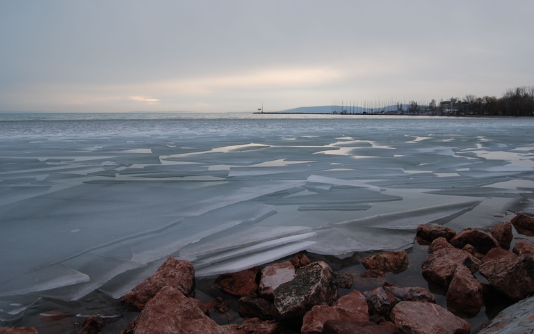 Zugefrorener Plattensee mit Eisschollen