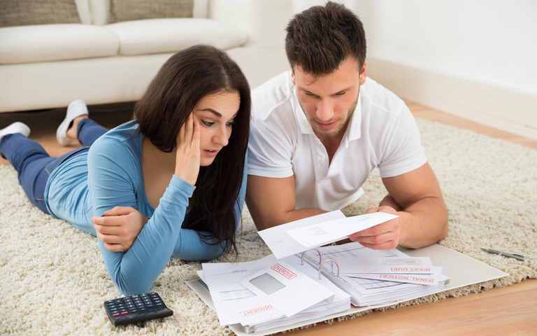 Paar regelt Finanzen