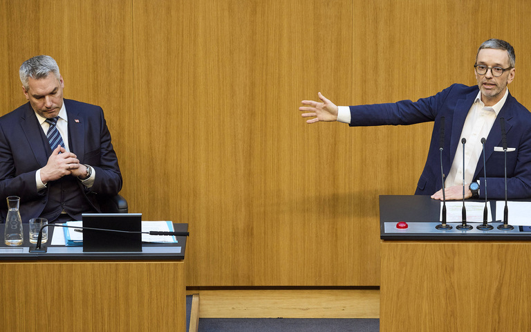 Karl Nehammer (links) und Herbert Kickl (rechts) bei einer Sondersitzung des Nationalrats