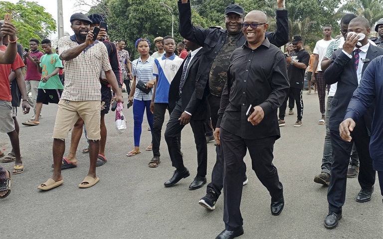 Oppositionskandidat Peter Obi (2. v. r. in schwarzem Hemd) am Tag der Präsidentenwahl in der nigerianischen Hauptstadt Abuja, 25.02.2023,