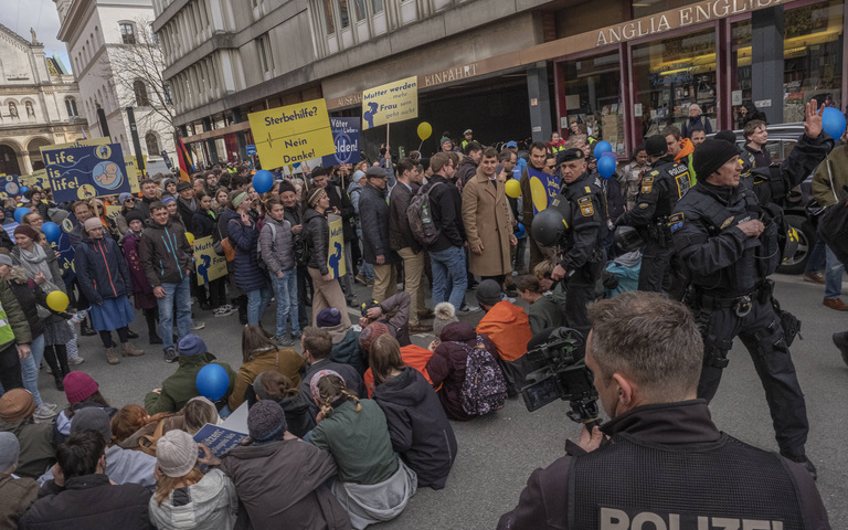 Sitzblockade beim Marsch fürs Leben 2023 in München