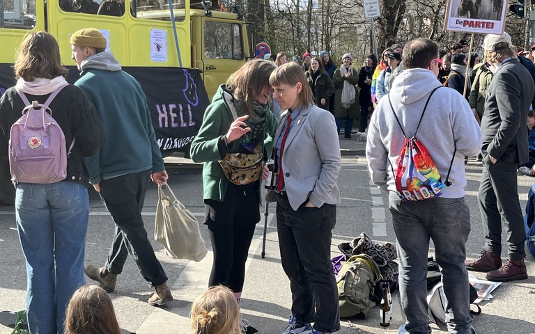 Stadträtin Marie Burneleit (Die Partei) beim Marsch fürs Leben in München 2023