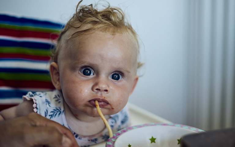 Kind isst Spaghetti