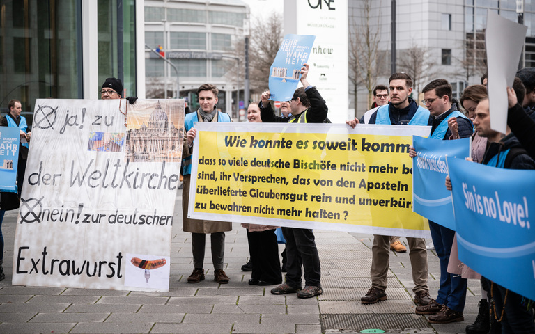 Demonstration der Initiative Maria 1.0 vor der fünften Synodalversammlung in Frankfurt, 09.03.2023