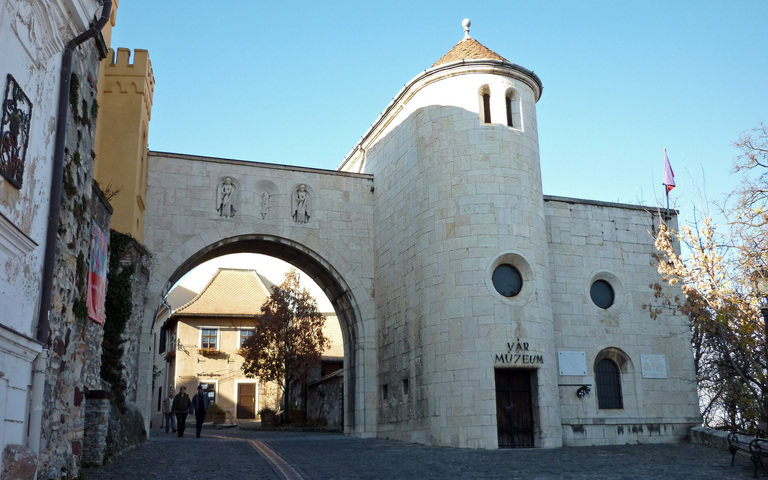 Burgtor in Veszprém (Weißbrünn)