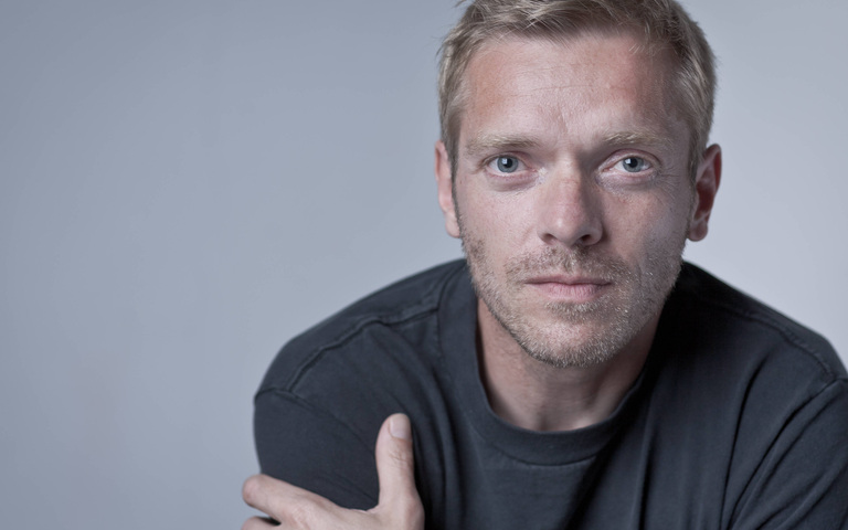 Mann zwischen Zuversicht und Verunsicherung, Symbolbild