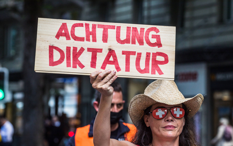 Luzern, Schweiz, 11.09.2021: Mindestens 2000 Menschen haben in der Innerschweiz an einer unbewilligten Kundgebung gegen Diskriminierung und Ausgrenzung teilgenommen. Grund für die Demonstration war die Ausweitung des Covid-Zertifikat Einsatzes, welche der Schweizer Bundesrat beschlossen hatte.
