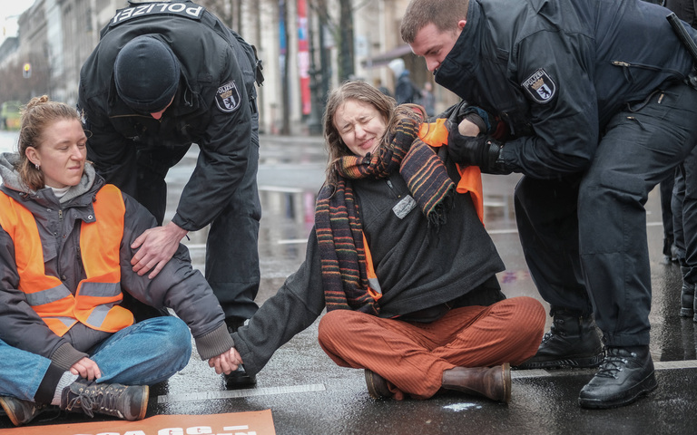Martyrium ist etwas, das die Coolness dieser Sorte von Linksintellektualismus nicht verträgt.Polizisten entfernen Blockierer der ‘Letzten Generation’ von der Straße: