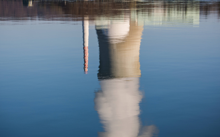 Blick von Deutschland, D, über den Rhein auf KKW Leibstadt, das jüngste und leistungsstärkste Kernkraftwerk der Schweiz, CH