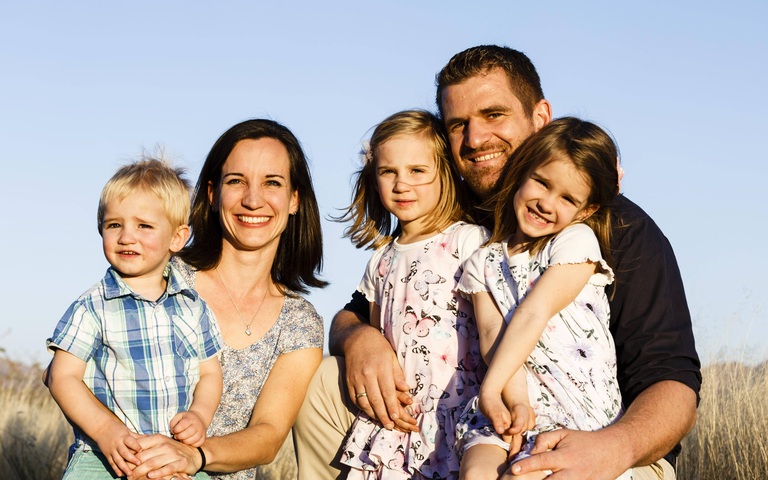 Familienportrait, Eltern mit drei Kleinkindern