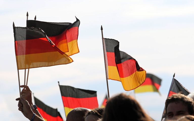 Bürger im brandenburgischen Hoppegarten schwenken am Tag der Deutschen Einheit 2021 Nationalflaggen, 03.10.2021