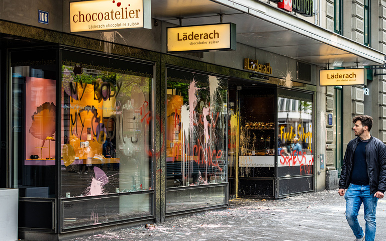 Blinde Zerstörung auch beim Schokoladengeschäft Läderach an der Zürcher Bahnhofstraße. Am bewilligten 1.-Mai-Umzug zog ein regelrechter Saubannerzug durch die Zürcher Innenstadt, Schweiz, 1. Mai 2023
