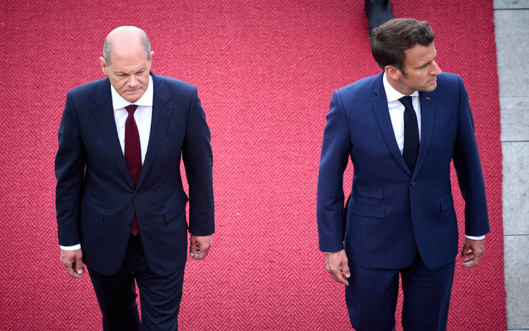 Bundeskanzler Olaf Scholz (SPD, l.) und Frankreichs Präsident Emmanuel Macron