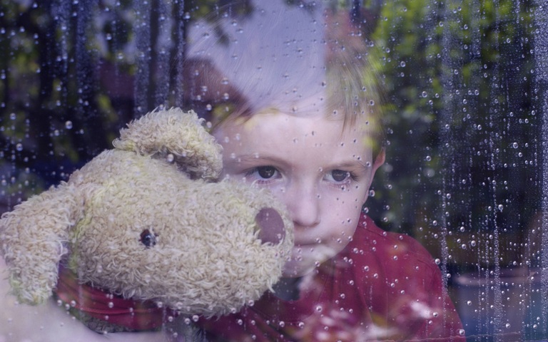 Trauriges, einsames Kind