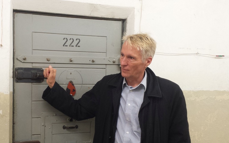 Hubertus Knabe im ehemaligen Stasi-Untersuchungsgefängnis in Berlin-Hohenschönhausen