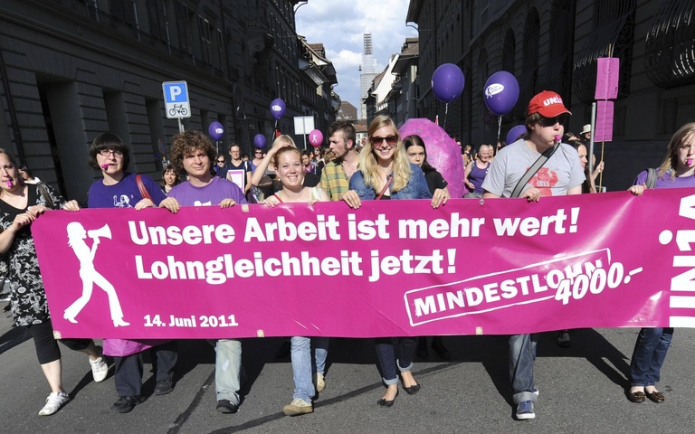 Frauenstreiktag Bern, 14.06.2011, Aktionstag Frauenstimmrecht, Transparent: „Unsere Arbeit ist mehr wert! Lohngleichheit jetzt! Mindestlohn 4.000“