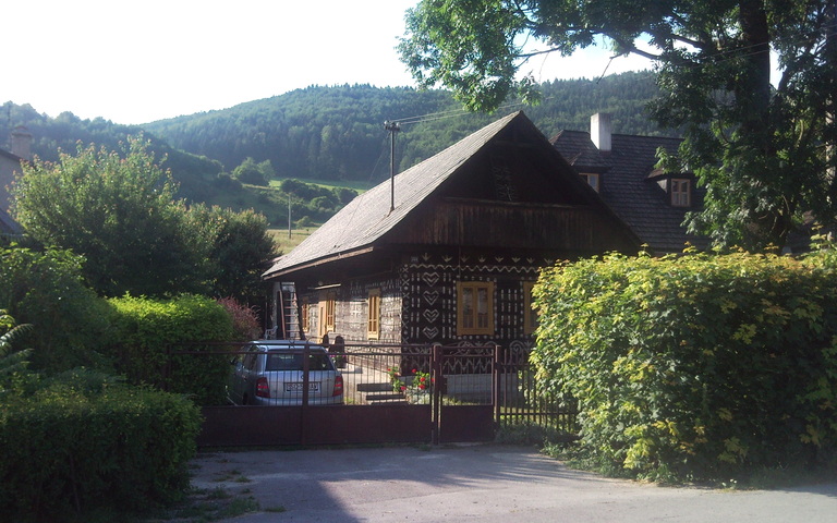 Traditionelles Haus im Dorf Čičmany (Zimmermannshau), Nordwestslowakei, Rajetzer Berge