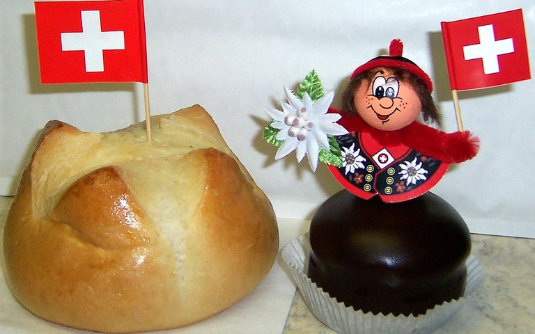 1.August-Weggen und 1.August-Mohrenkopf mit Schweizer Fahnen zur Bundesfeier