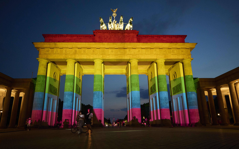 Das Brandenburger Tor in Berlin in den Farben des Regenbogens, 26.06.2022