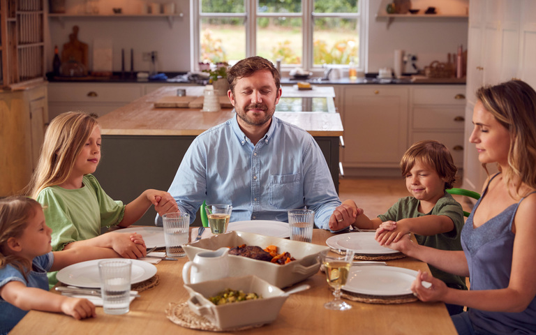 Familie beim Tischgebet