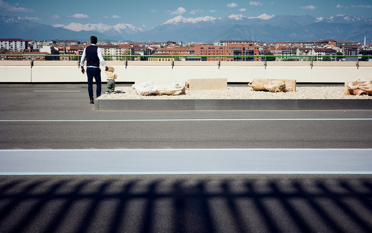 Rennpiste auf dem Dach der Autofabrik Fiat in Turin, Oliver Stock mit Tochter