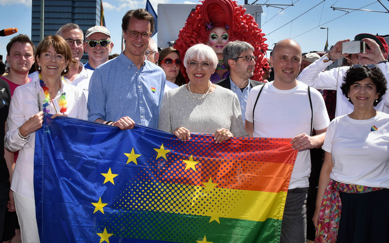 Nordrhein-Westfalens Ministerpräsident Hendrik Wüst (CDU, m. blaues Hemd) mit Kulturstaatssekretärin Claudia Roth (Grüne) beim Christopher Street Day 2022 in Köln