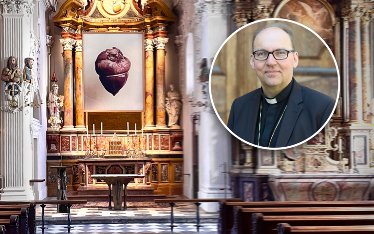 Herz mit Gummiring, temporäre Installation in der Spitalskirche Innsbruck, Fastenzeit 2023