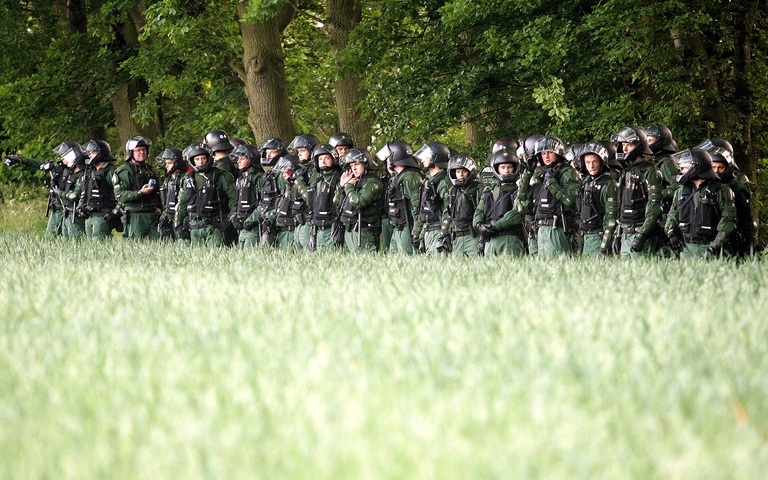 Hundertschaft am Waldrand, Polizeieinsatz anlässlich des G8-Gipfels in Heiligendamm