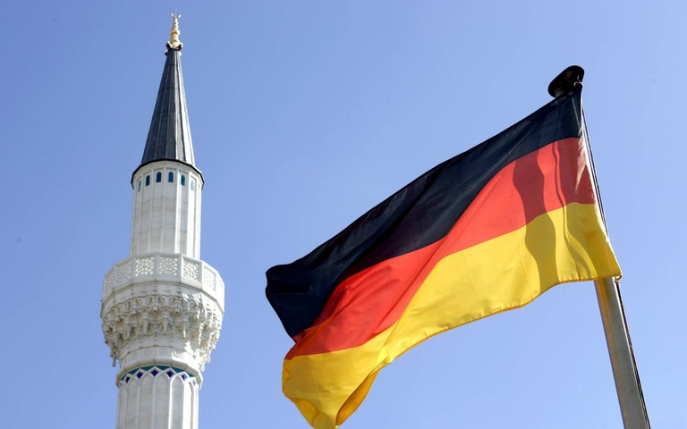 Deutschlandflagge und Moschee