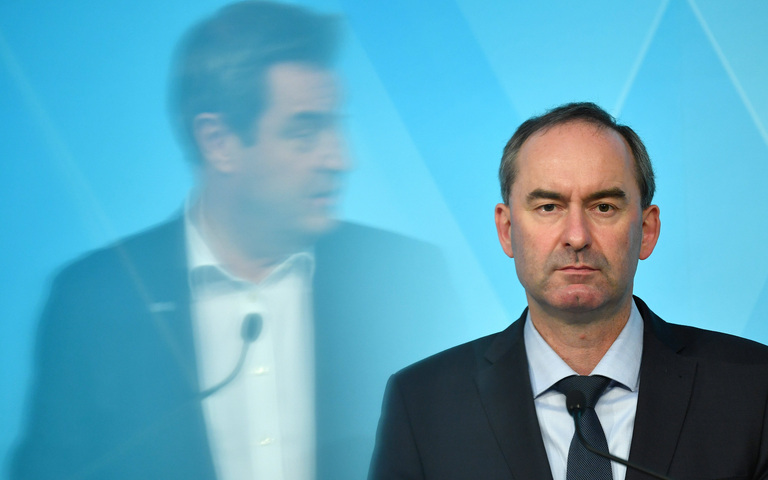 Der stellvertretende bayerische Ministerpräsident Hubert Aiwanger und Ministerpräsident Markus Söder (Spiegelbild)
