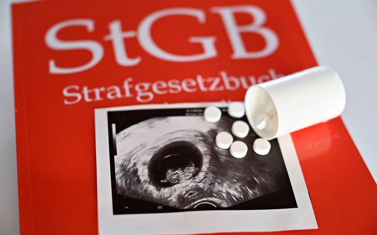 Ultraschallbild eines Fötus, Tabletten und Strafgesetzbuch