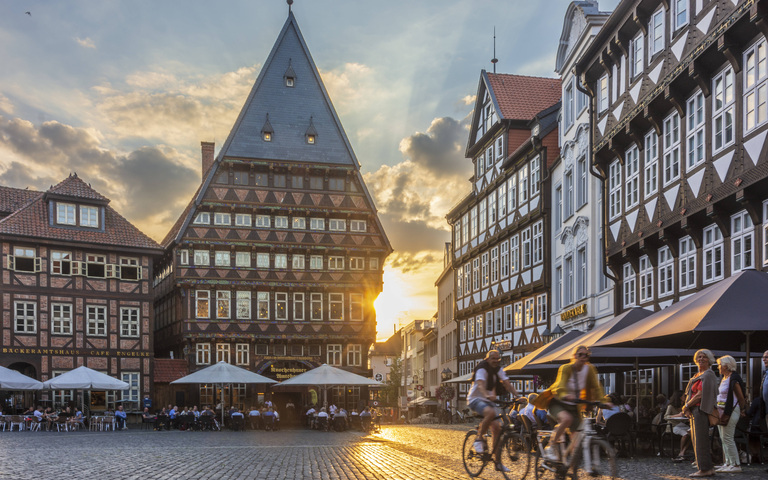 Hildesheim, historischer Marktplatz mit rekonstruiertem Knochenhaueramtshaus und Bäckeramtshaus (l.), 08/2022