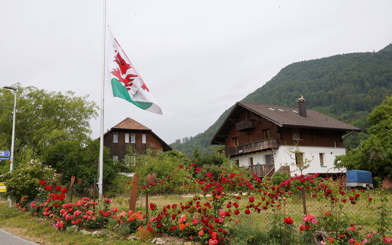 Dorffahne auf halbmast, Dorf Wolfisberg, Schweiz