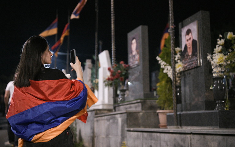 Eine Teilnehmerin einer Großkundgebung am 26. Juli 2023 in Eriwan, die die Beendigung der Blockade Bergkarabachs fordert, am Militärpantheon von Yerablur, wo die während des Bergkarabach-Konflikts gefallenen Soldaten bestattet sind