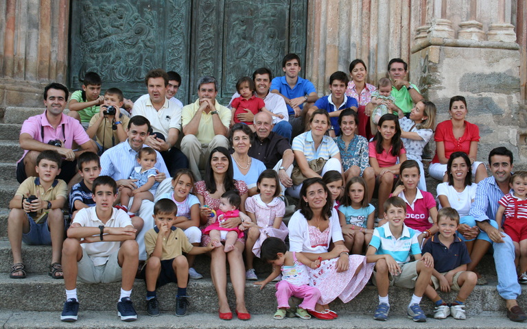 Die spanische Familie Ojeda Ruiz de Luna versammelte sich vor dem Kloster von Guadalupe, Provinz Cáceres, um den 50. Hochzeitstag der Eltern der Familie zu feiern mit ihren elf Kindern und siebenundzwanzig Enkelkindern, September 2007