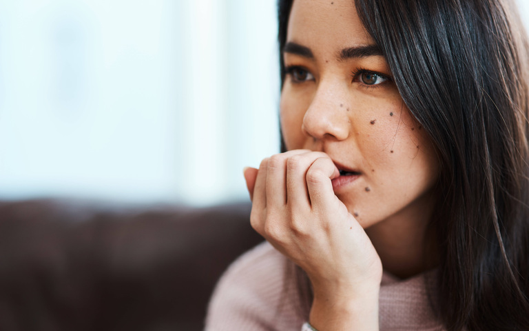 Aufnahme einer jungen Frau mit Selbstzweifeln bei der Psychotherapie, Symbolbild