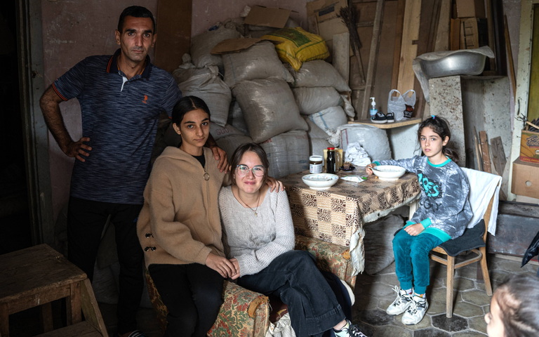 Armenische Zivilisten in einem Luftschutzkeller in Stepanakert, Bergkarabach, Republik Arzach, in der Nacht vom 19. auf den 20. September 2023, schutzsuchend vor den Bombardierungen durch aserbaidschanisches Militär