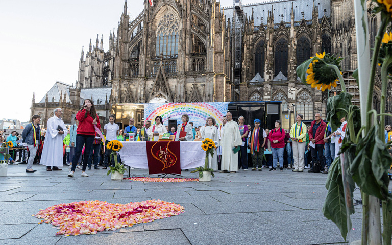 Katholische Seelsorger haben am Mittwochabend (20.09.2023) vor dem Kölner Dom einen Segnungsgottesdienst „für alle sich liebenden Paare“ gefeiert